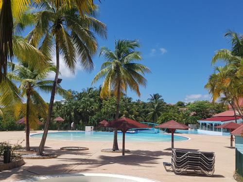 Caraïbes Apparts Resorts Village vacance piscine 4 étoiles Accès direct mer — 4-Star Luxury Hotel in Sainte-Anne, Guadeloupe