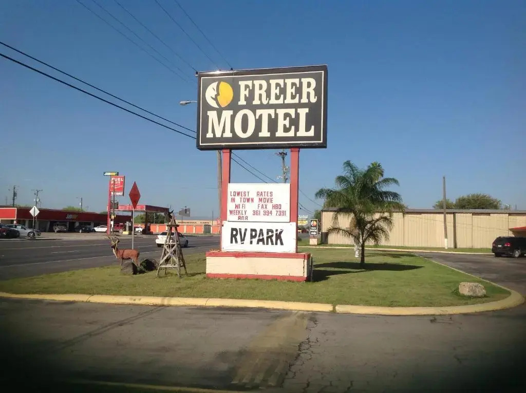 La Plaza Inn & Suites - photo 3