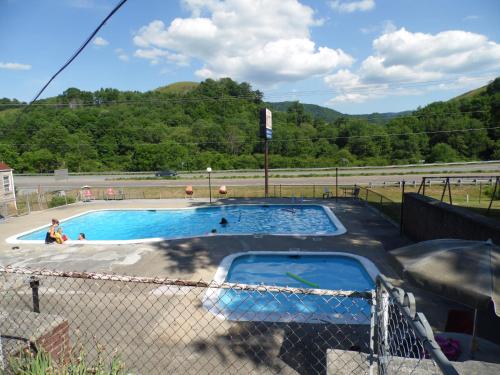 Tazewell Motel - photo 6