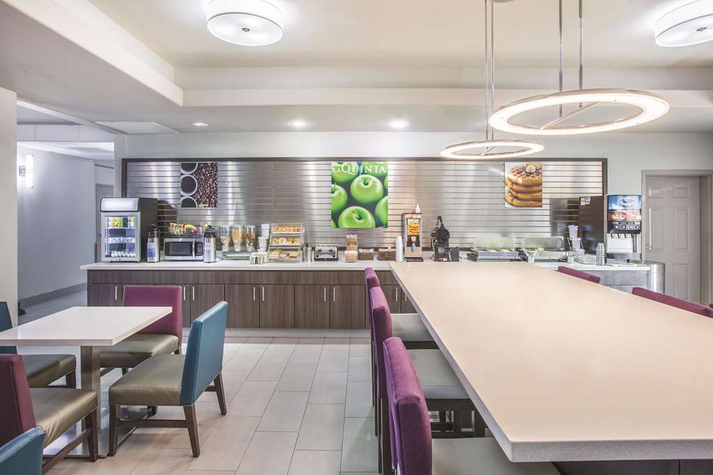 La Quinta Inn & Suites by Wyndham Bay City - photo 23