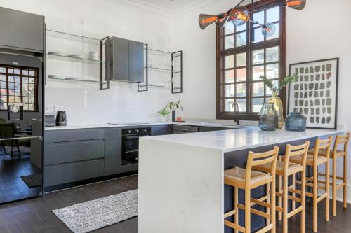 Secure & Central: Villa with Views of Table Mountain