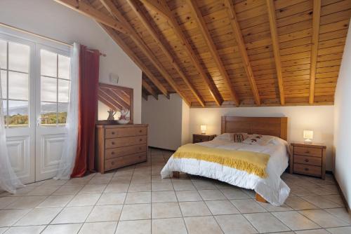 Vista da Baía Casa do Aniceto — 4-Star Luxury Hotel in Sao Roque Do Pico, Portugal