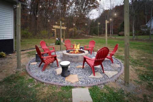 The Ultimate Smoky Mountain Escape Game Room Theater Hot Tub Fire Pit & The Ultimate In Luxury Living Close To All Major Top Attractions in Pigeon Forge, United States