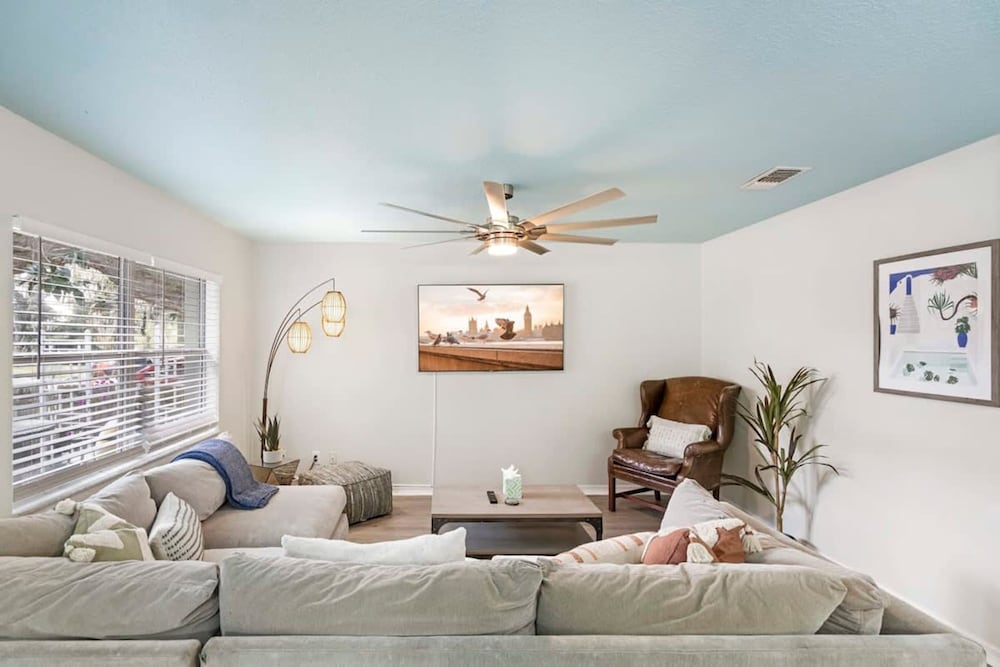 Uptown Gem The Castaway Cottage Dog Friendly — 4-Star Luxury Hotel in Saint Augustine, United States