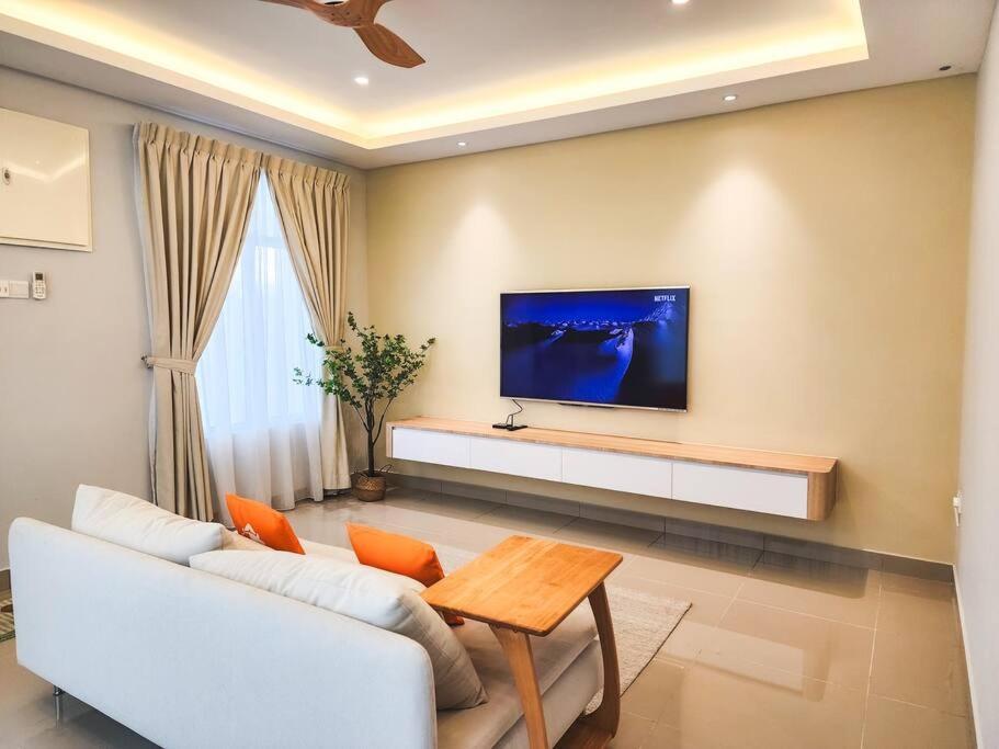 Ayera Residence Muji X Near Permas X Staycation 4BR4B #12 pax by Cowidea — 4-Star Luxury Hotel in Johor Bahru, Malaysia