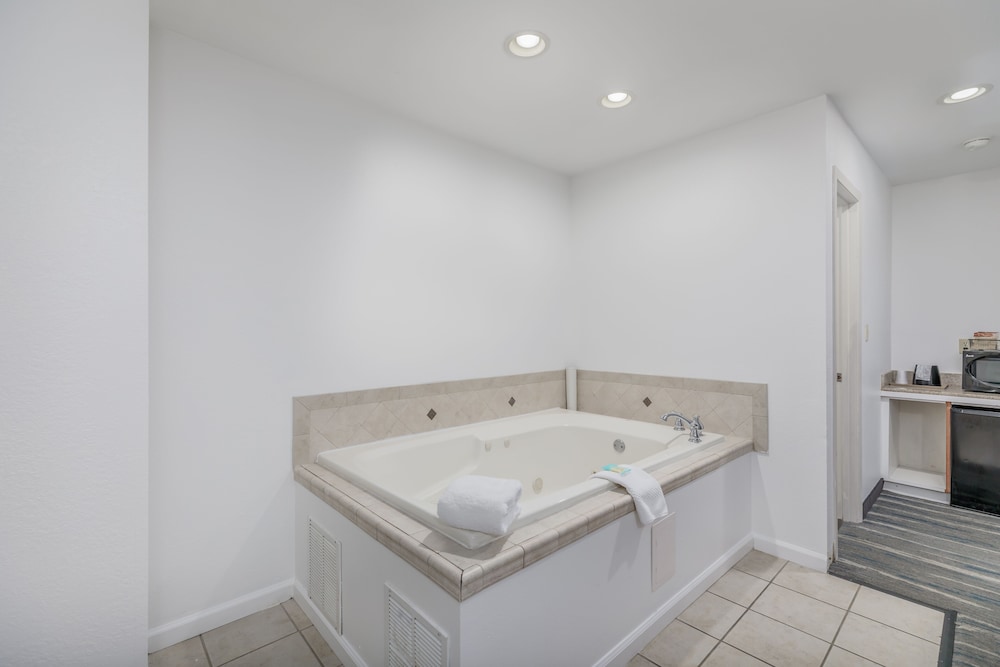 Crossroads Inn & Suites - photo 13