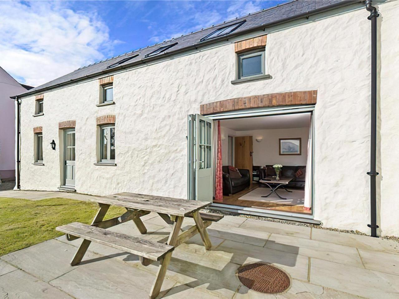 West Barn Uk31850 — hotel in Fishguard