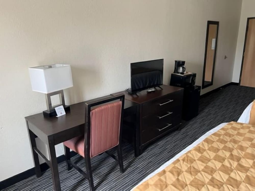 American Inn and Suites Houghton Lake - photo 13