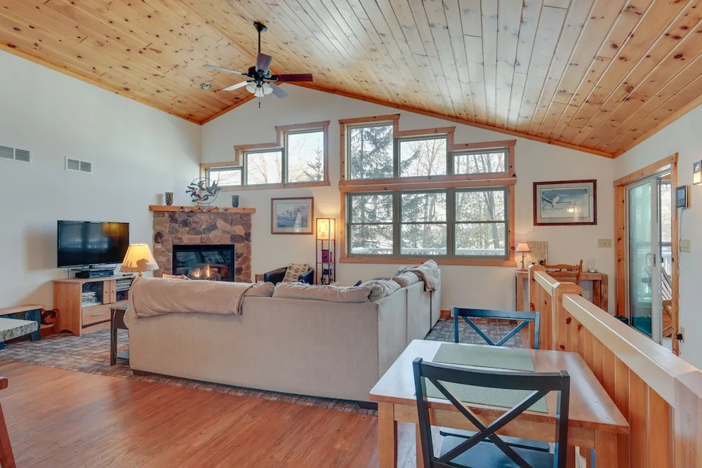 Lakefront Tomahawk Getaway W Deck 2 Fireplaces — Tomahawk