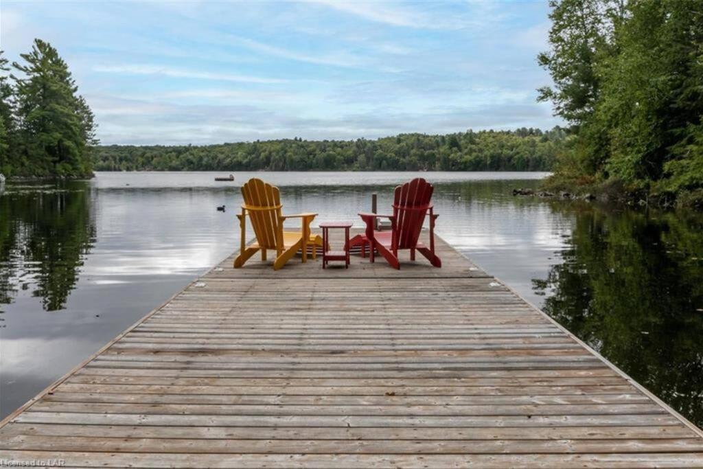3BR Rebecca Lakehouse with Fireplace Wifi and Dock in Huntsville, Canada