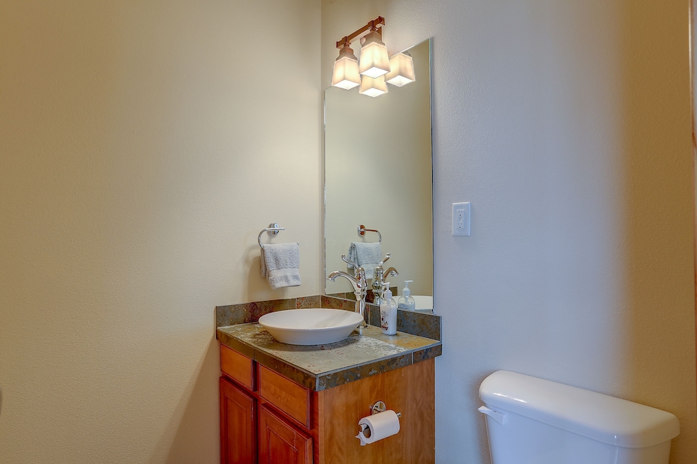 Spacious B2 Townhome with Fireplace and BBQ on the Deck by RedAwning - photo 16