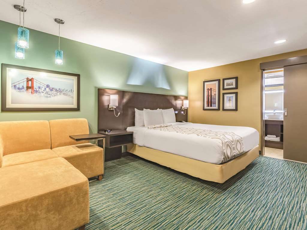 La Quinta Inn & Suites by Wyndham San Francisco Airport West - photo 36