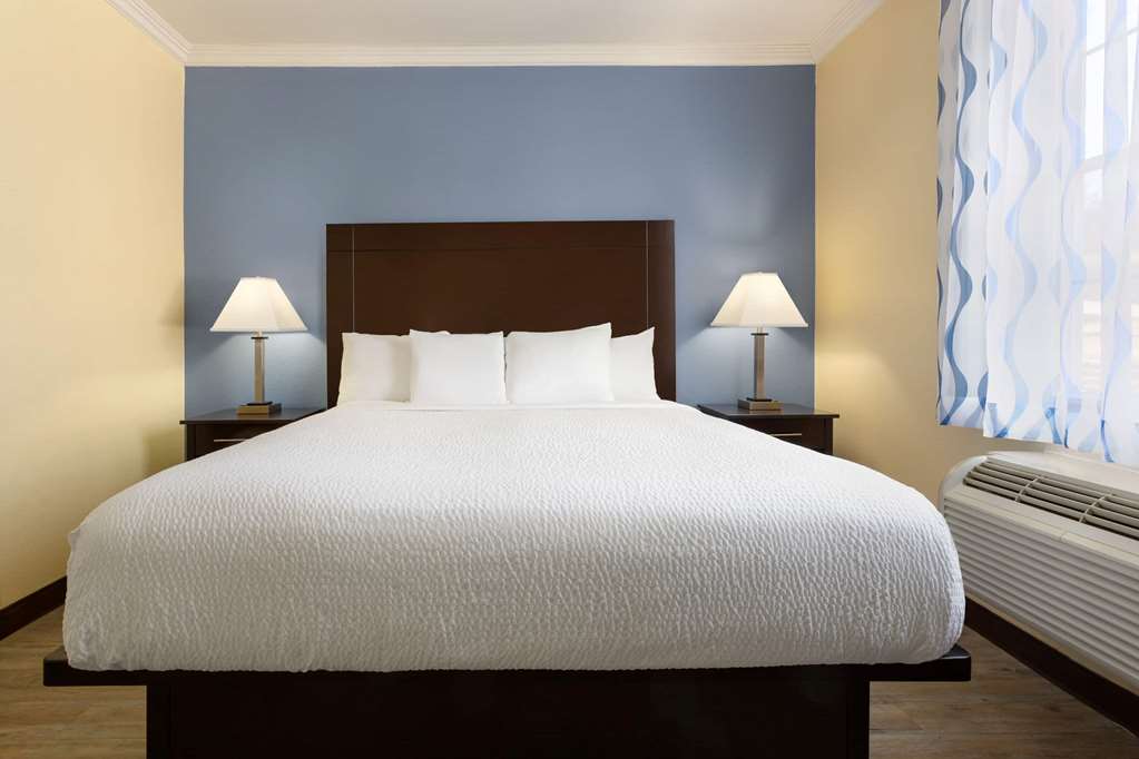 Days Inn & Suites by Wyndham Euless DFW Airport South - photo 20