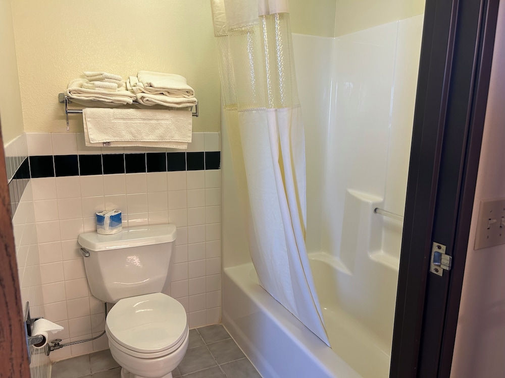 AmericInn by Wyndham Blackduck - photo 25