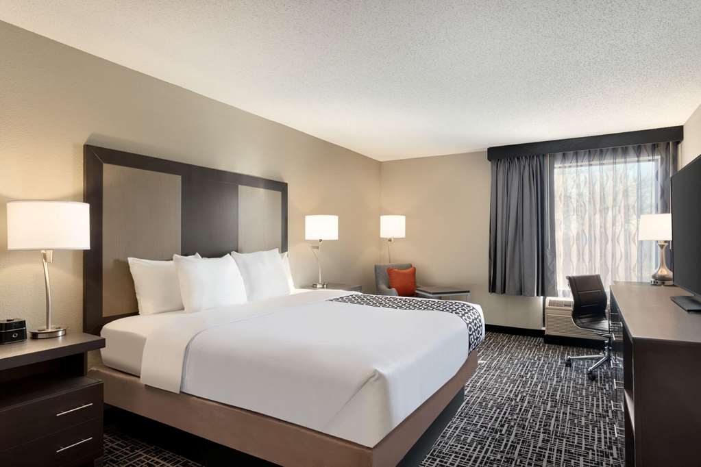 La Quinta Inn & Suites by Wyndham St Louis Route 66 - photo 13