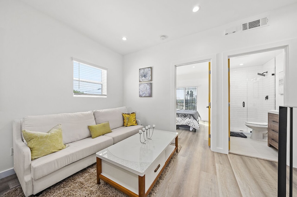 Downtown LA Stylish Bedrooms - photo 10