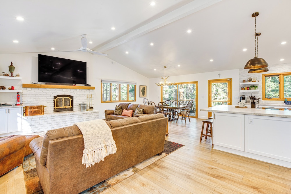 Close to Trails: Family friendly Stateline Home