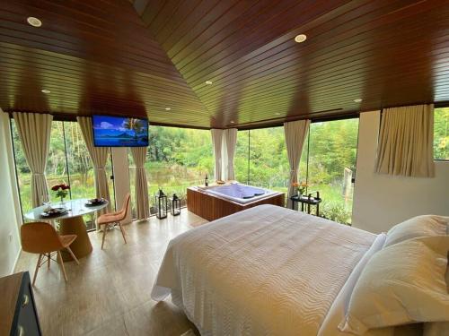 Loft Vidro Lake Rota do Vinho São Roque in Sao Roque, Brasil