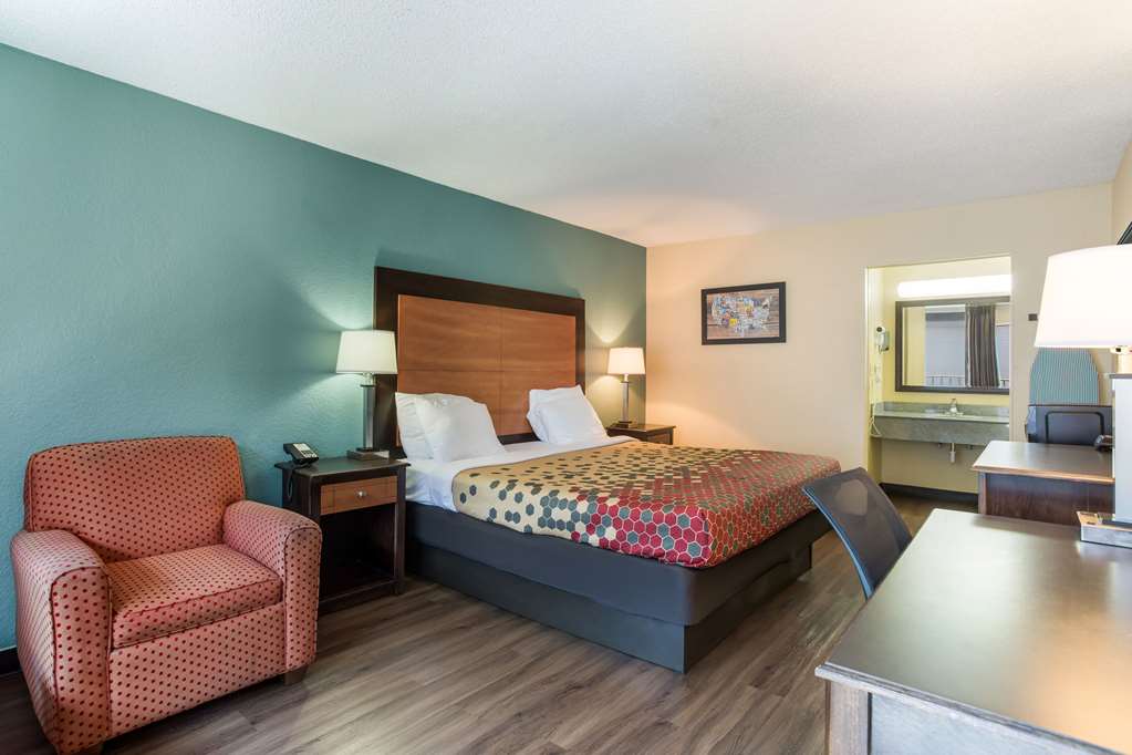Econo Lodge Gallatin Metro Nashville - photo 8