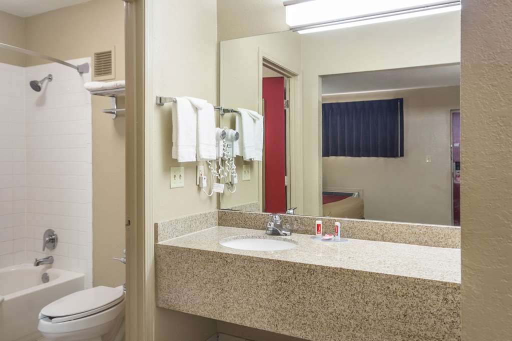 Econo Lodge Inn & Suites I 35 at Shawnee Mission - photo 26