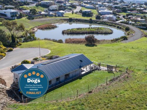 Lake & Reserve Front Bird Haven 3BR in Encounter Bay, Australia