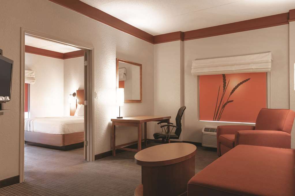La Quinta Inn & Suites by Wyndham Atlanta Ballpark Galleria - photo 42