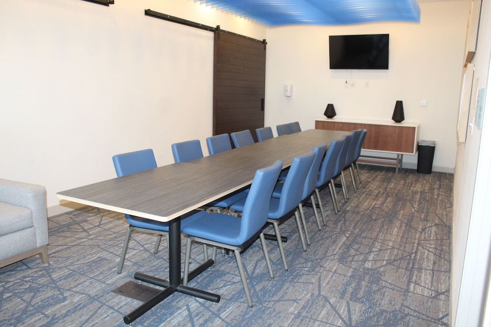 Holiday Inn Express & Suites Roswell by IHG - photo 46