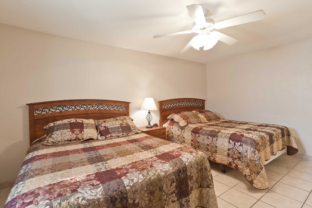 Bahia Mar Solare Tower 6th floor Oceanview Condo 3bd 3ba w Pools - photo 6