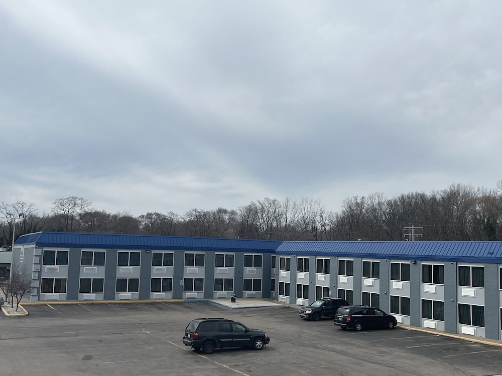 Days Inn & Suites by Wyndham Muskegon - photo 32