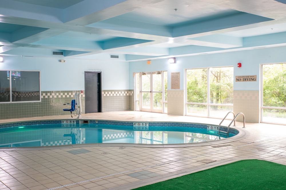 BlissPoint Inn & Suites - photo 34