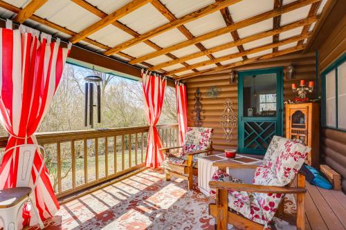 Large Deck: Luxe 6 acre Retreat in Dahlonega in Dahlonega, United States