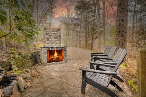 Secluded Sunrise Ridge 10 Min From Blue Ridge King Beds Hot Tub 2 Porches Fireplace Wood Burning Mountain View Cozy in Blue Ridge, United States