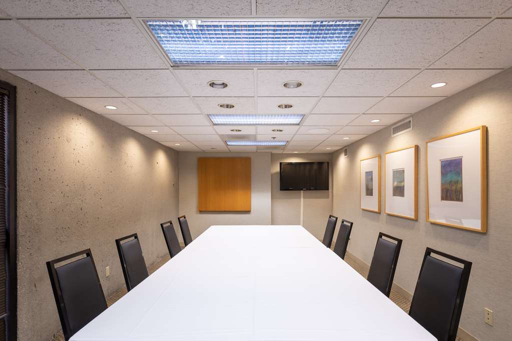 Gateway Hotel and Conference Center - photo 12
