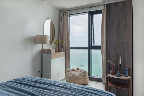 Ocean Breeze Retreat Honeymoon Apartment with Sea View in Porta Batumi Tower