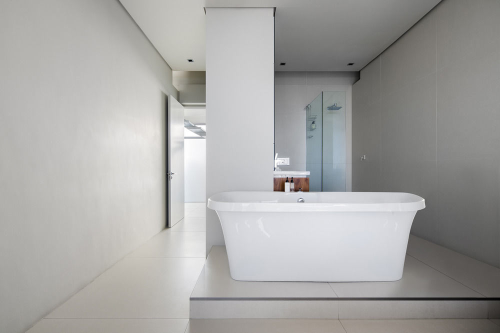 008 Bond Villa