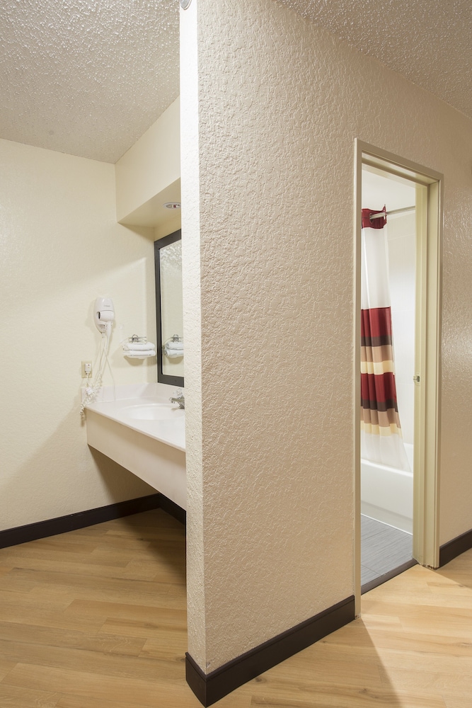 Red Roof Inn Houston Brookhollow - photo 11