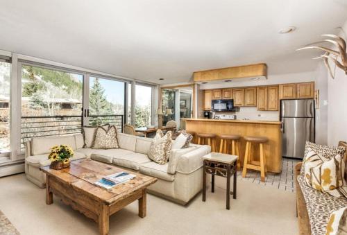 Durant Unit B202 Spacious Condo with Great Views Excellent Location 2 Blocks to Ski Slopes — 4-Star Luxury Hotel in Aspen, United States