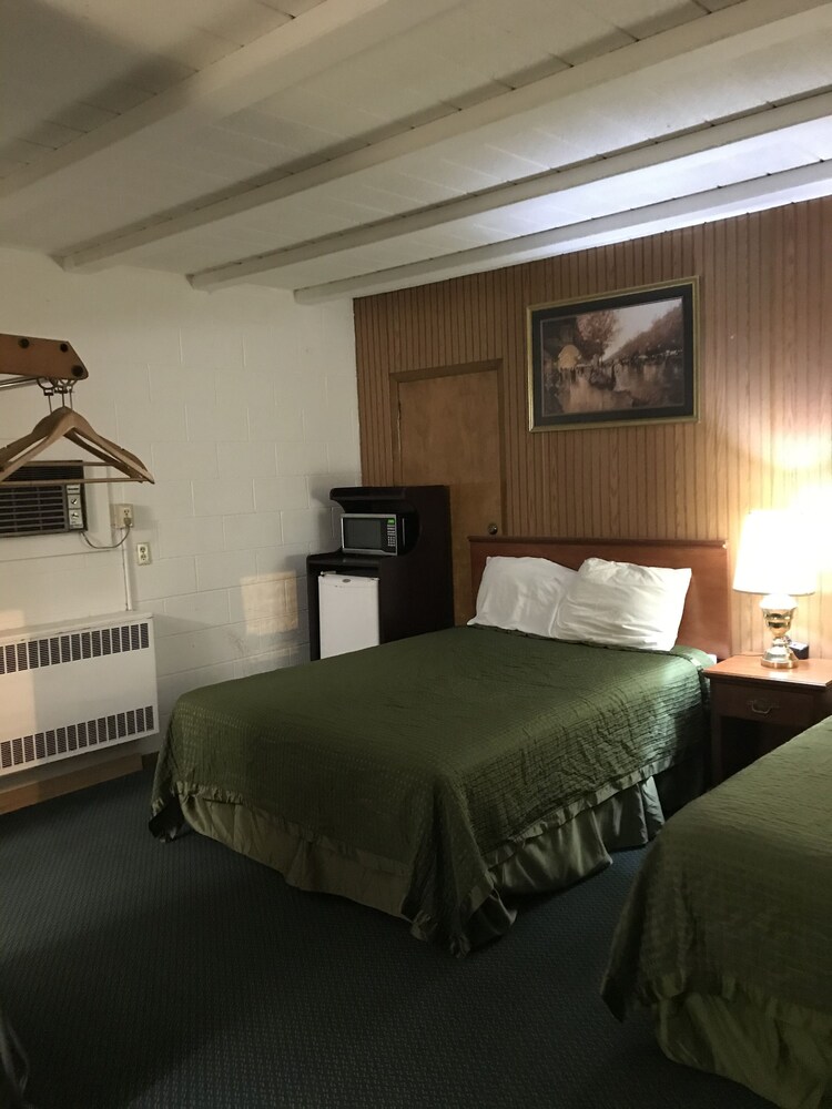 Colonial Inn Dyersville - photo 22