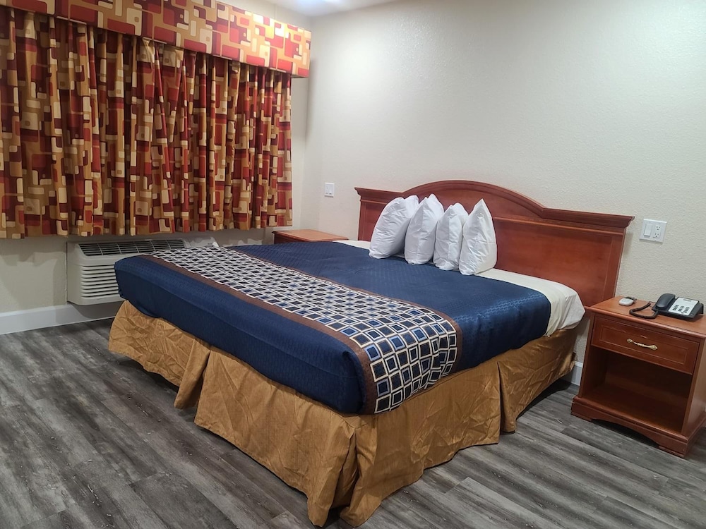 Majestic Inn And Suites - photo 6