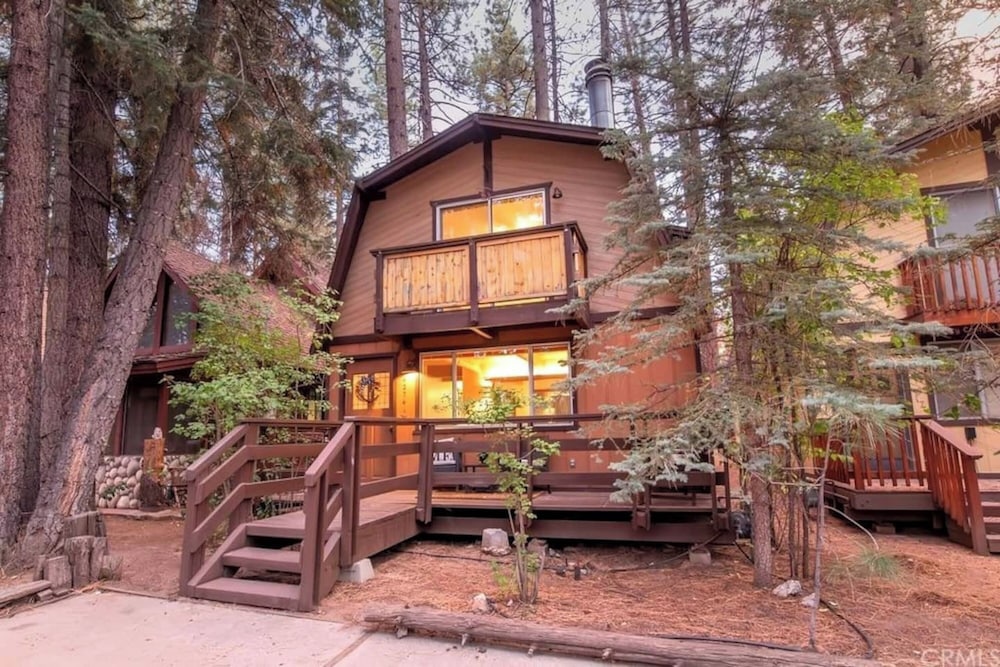 Summit Happy Mountain Cabin — 5-Star Luxury Hotel in Big Bear Lake, United States