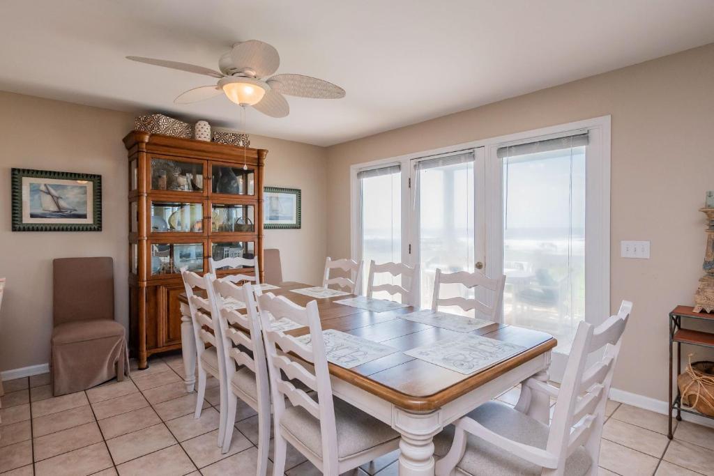 Sweet Retreat by Oak Island Accommodations - photo 14