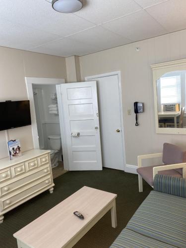 The Admiral Hotel Motel - photo 190