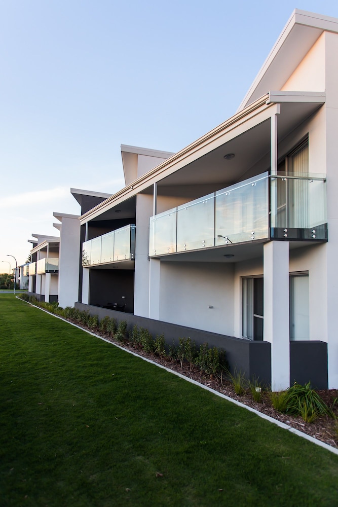 Reflections by Rockingham Apartments — 4-Star Luxury Hotel in Rockingham, Australia