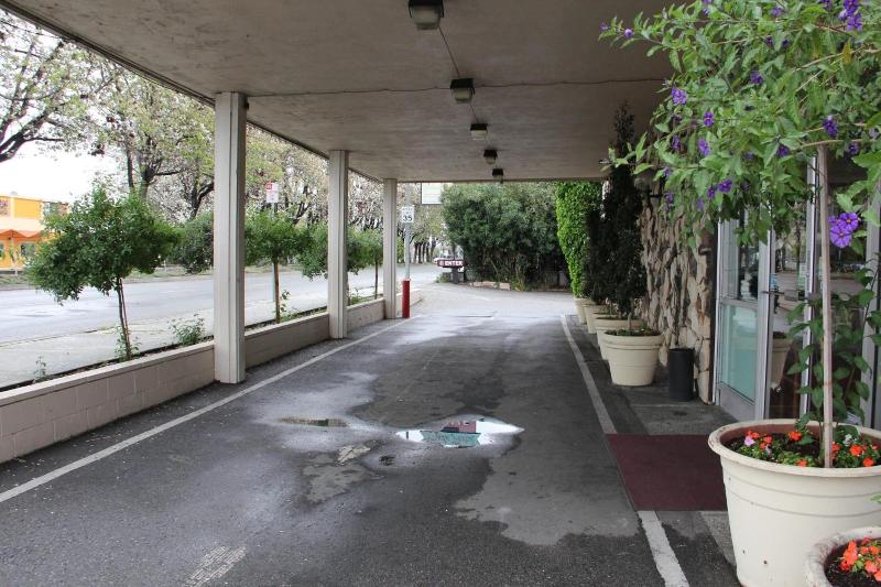 Caravelle Inn Suites - photo 10
