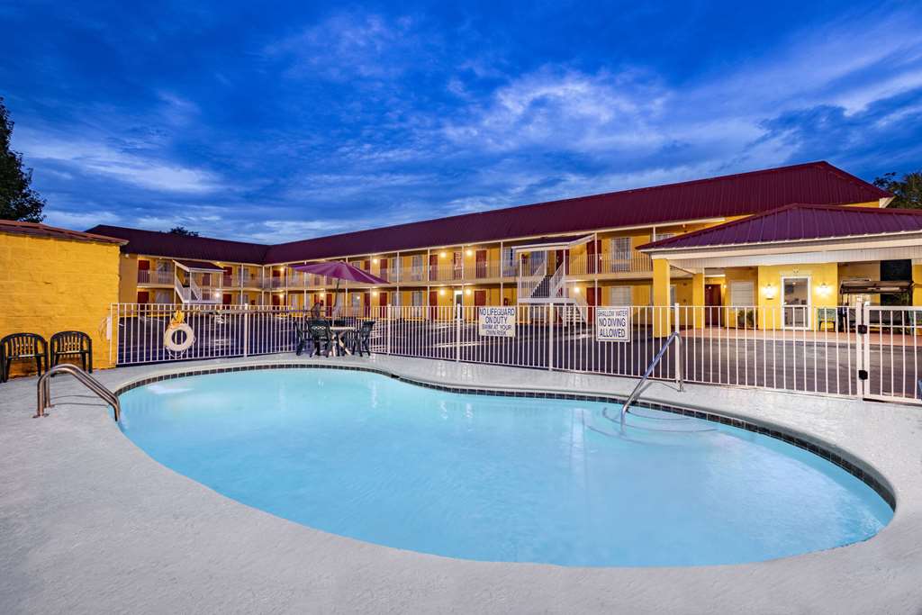 Spacious Family Retreat Central to YVR and Downtown — eco-hotel in Vancouver