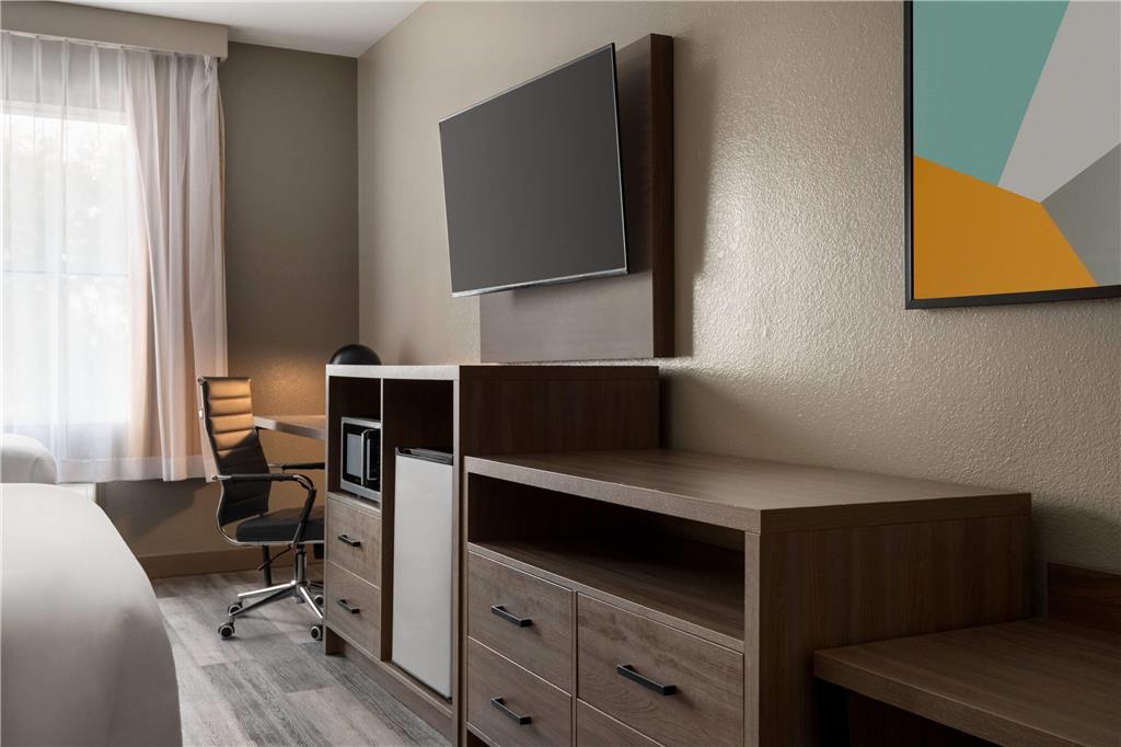 La Quinta Inn & Suites by Wyndham Montgomery - photo 30
