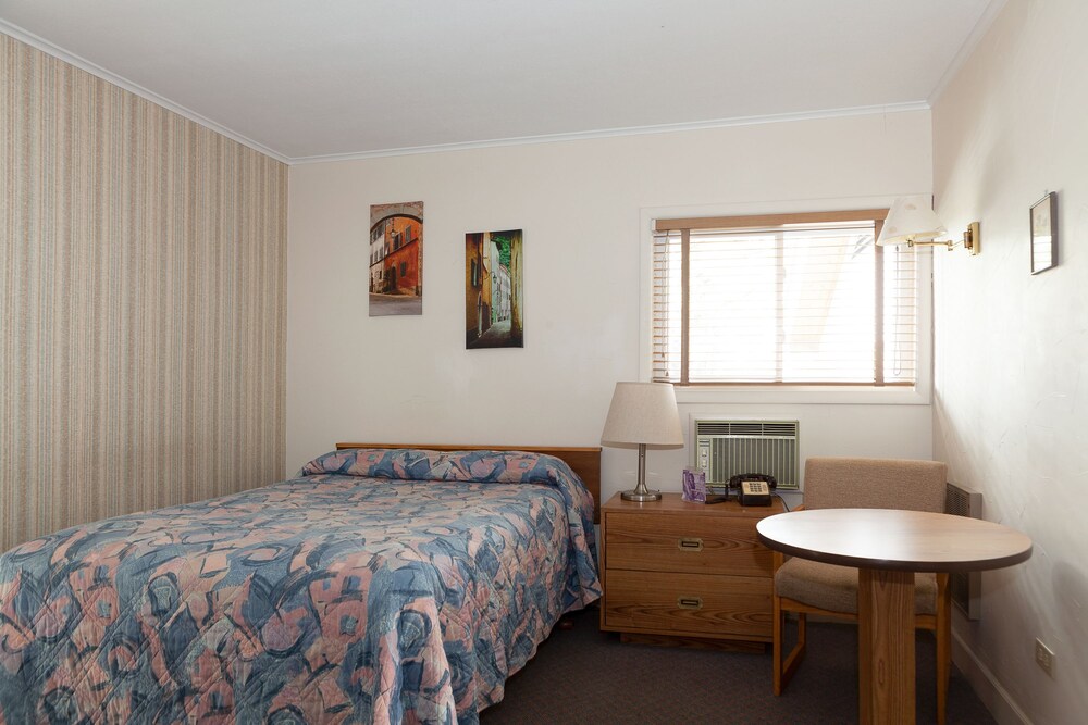 Town & Country Motor Inn - photo 4