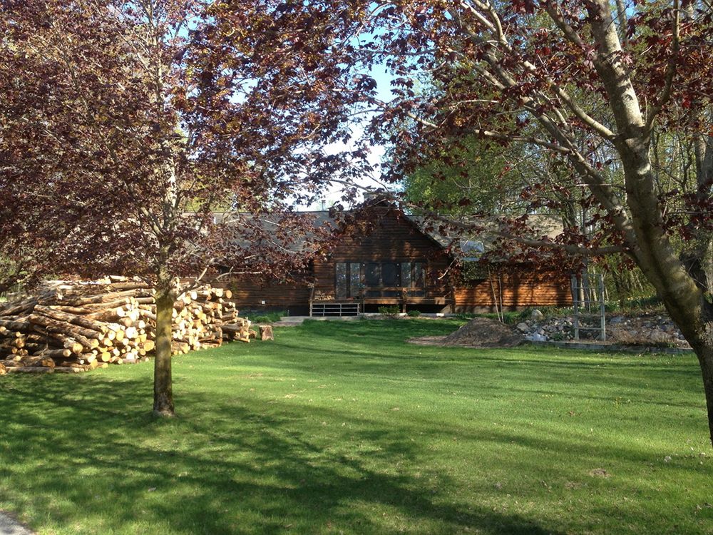 Aubert Den - carbon neutral hotel in Stone Mountain