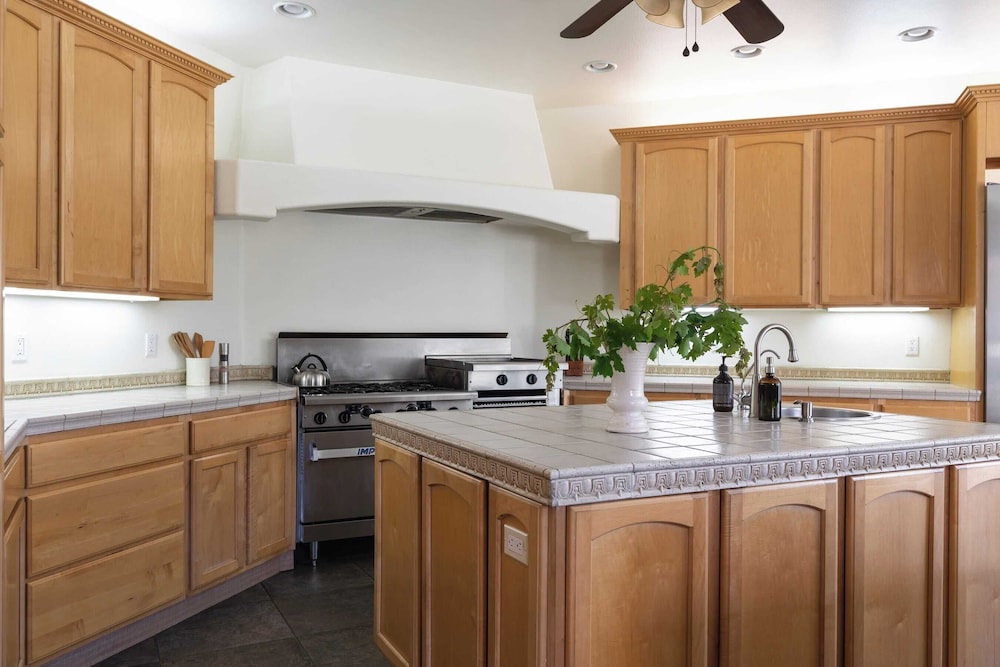 Sleeps 20 Vineyard Estate w Resort Pool Spa Game Room Wilson Creek Manor by AvantStay - photo 13