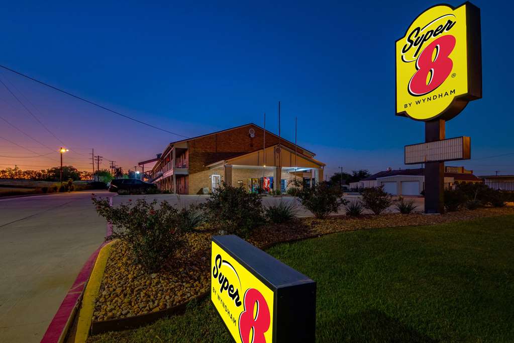 Super 8 by Wyndham Pleasanton - photo 6